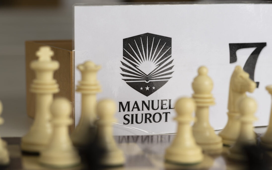 Detalle tablero de ajedrez y escudo del colegio Manuel Siurot. Pablo Muñoz